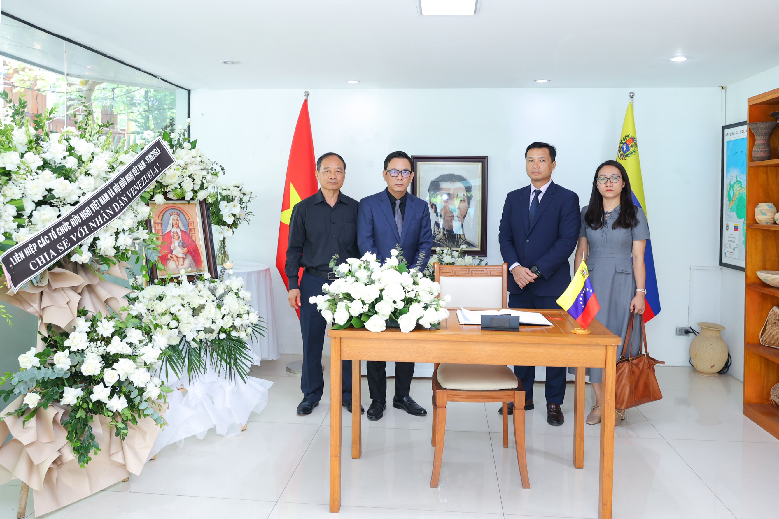 越南友好组织联合会赴委内瑞拉驻越使馆吊唁地震遇难者 Liên hiệp các tổ chức hữu nghị Việt Nam, Hội hữu nghị Việt Nam - Venezuela tưởng niệm nạn nhân động đất Venezuela