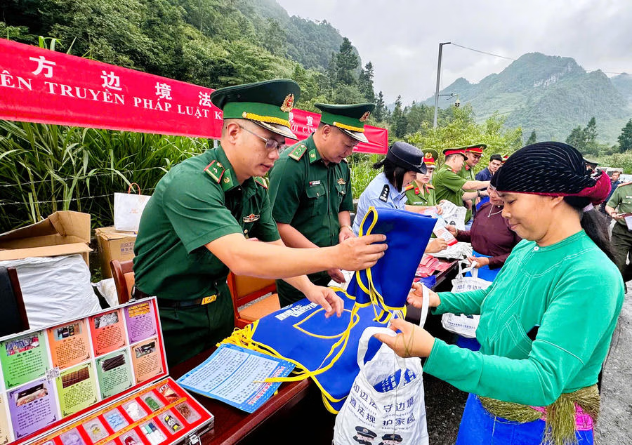 开展双边法治宣传,共同维护越中边境和平安宁 开展双边法治宣传,共同维护越中边境和平安宁