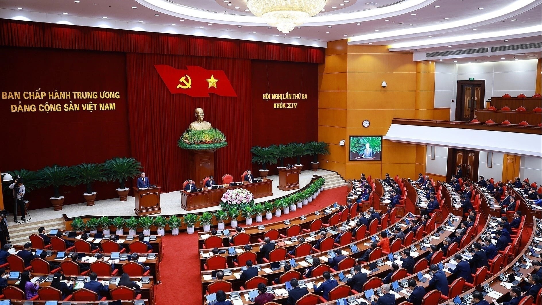 越共十四届三中全会审议国家发展和党的建设重大议题