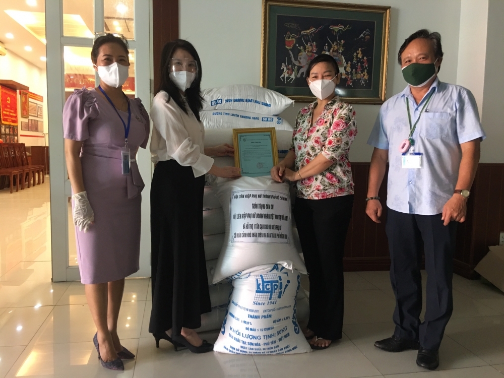 在台越南妇女企业家联合会向胡志明市捐赠1吨大米