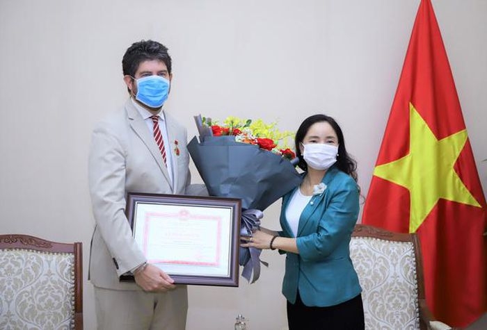 向联合国教科文组织驻越南首席代表授予纪念章