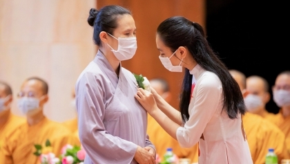越南北中南3地盂兰节：把所有感情献给防疫一线的母亲