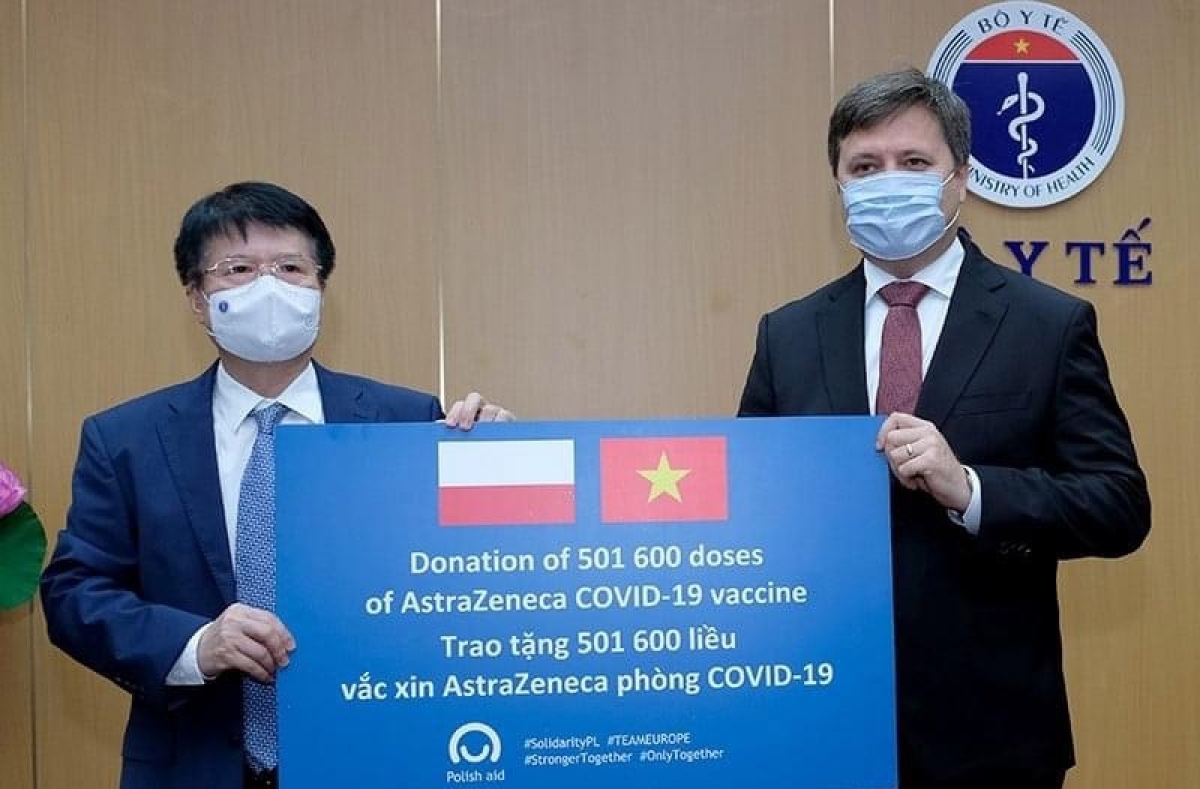 接收由波兰政府捐赠的50多万剂新冠疫苗