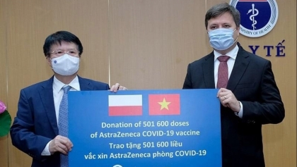 接收由波兰政府捐赠的50多万剂新冠疫苗