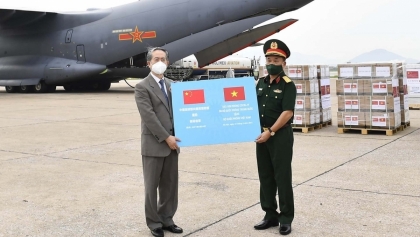 中国国防部向越南国防部援助20万剂新冠疫苗