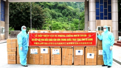 中国云南省文山州归国华侨联合会向河江省捐赠医疗物资