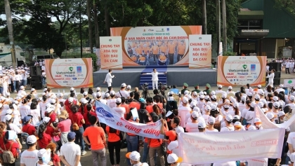 胡志明市5000多人参加'为橙剂受害者步行'活动