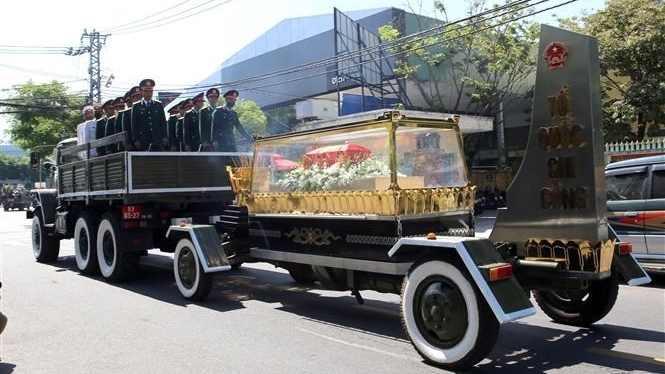 越南第五军区司令部为人民武装力量英雄科斯塔斯阮文立举行追悼仪式