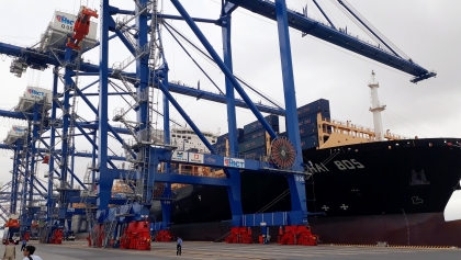 海防新港国际集装箱港试验接受减载靠离泊14.5万吨级集装箱船
