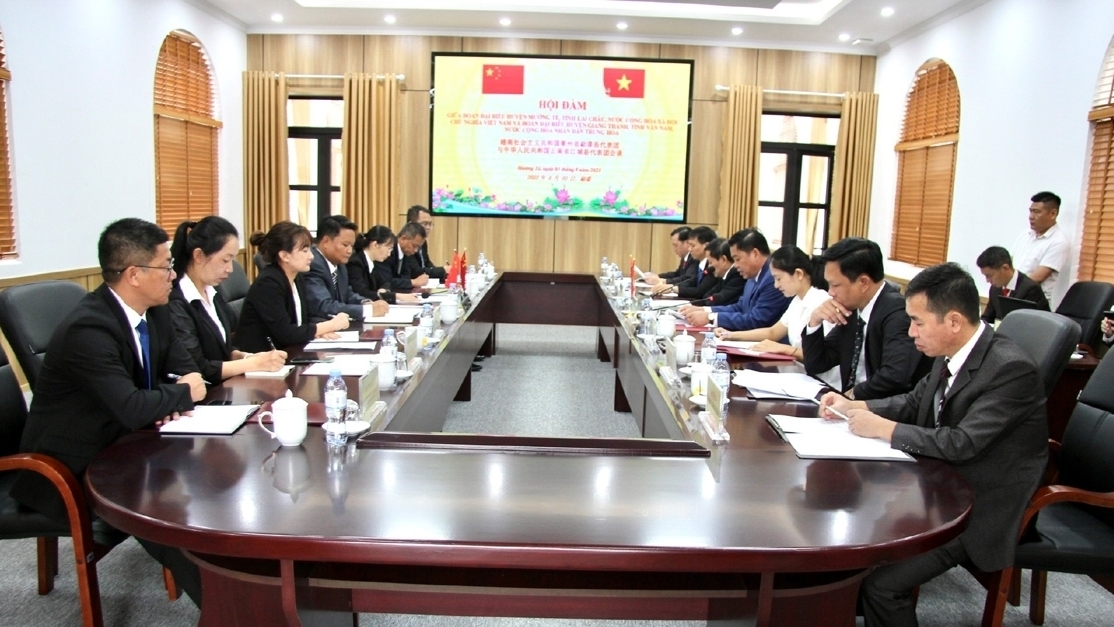 越南芒齐县和中国江城县举行会谈