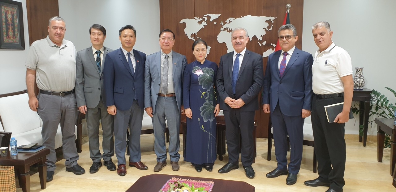 巴勒斯坦总理与越南代表团合影。