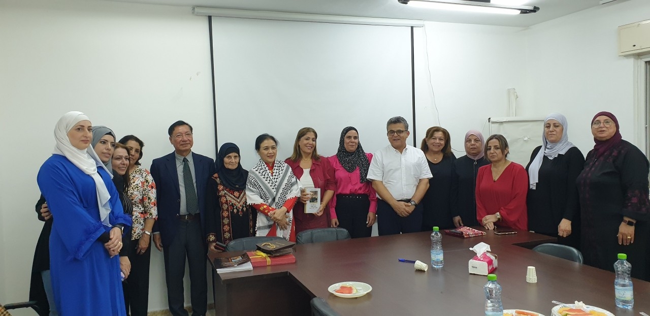 8月9日，越南代表团与巴勒斯坦妇女协会合影。