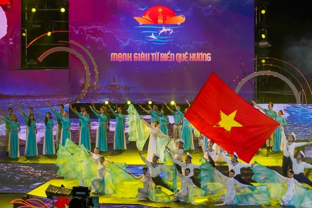 Bản in : “靠海强大”艺术晚会：传递对海洋岛屿的热爱 | Vietnam+ (VietnamPlus)