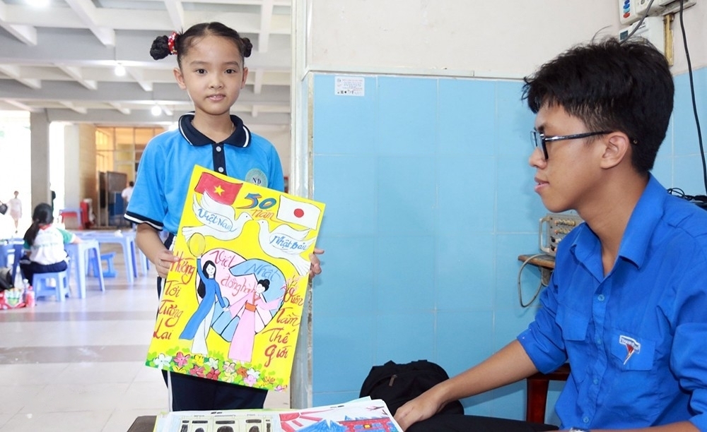 120名同奈省学生参加‘越日友谊’绘画比赛