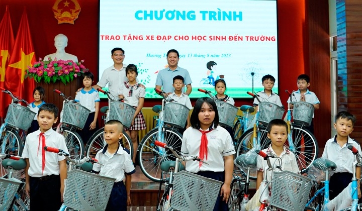 承天顺化省：向香水市社贫困学生赠送70辆自行车