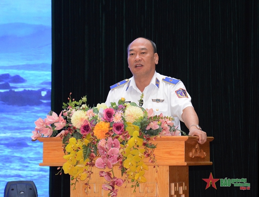 越南海警司令黎光道少将在交流晚会上发表讲话。（图源：人民军队）