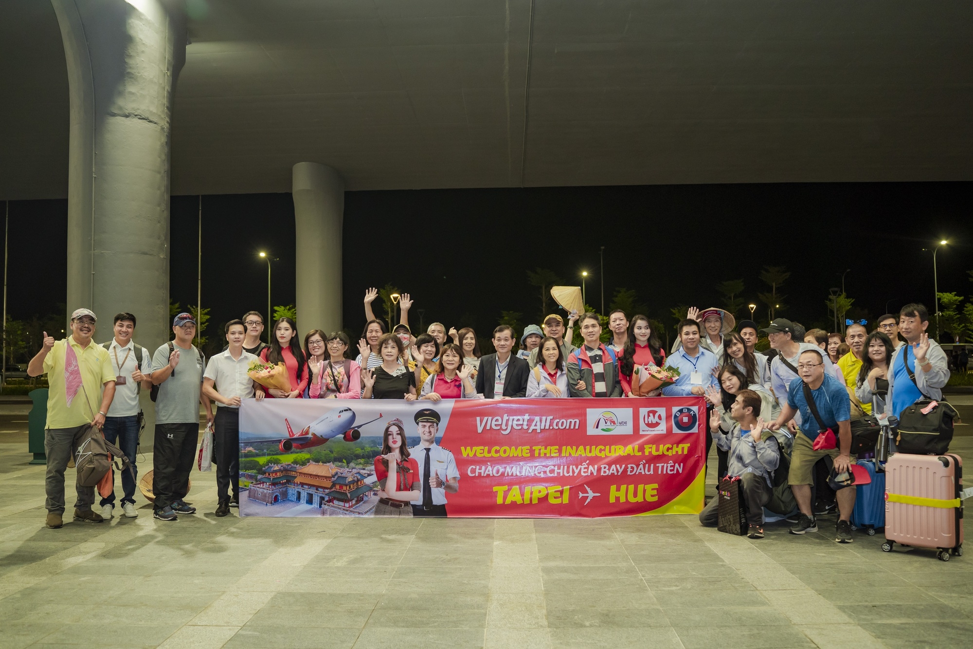 Bản in : 越捷将首批中国台湾游客送往顺化市富牌机场新航站楼  | Vietnam+ (VietnamPlus)