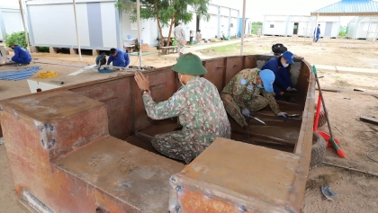 越南工兵队帮助阿卜耶伊人民安全度过雨季