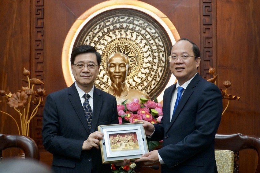 胡志明市委常务副书记阮湖海会见了香港特别行政区行政长官李家超