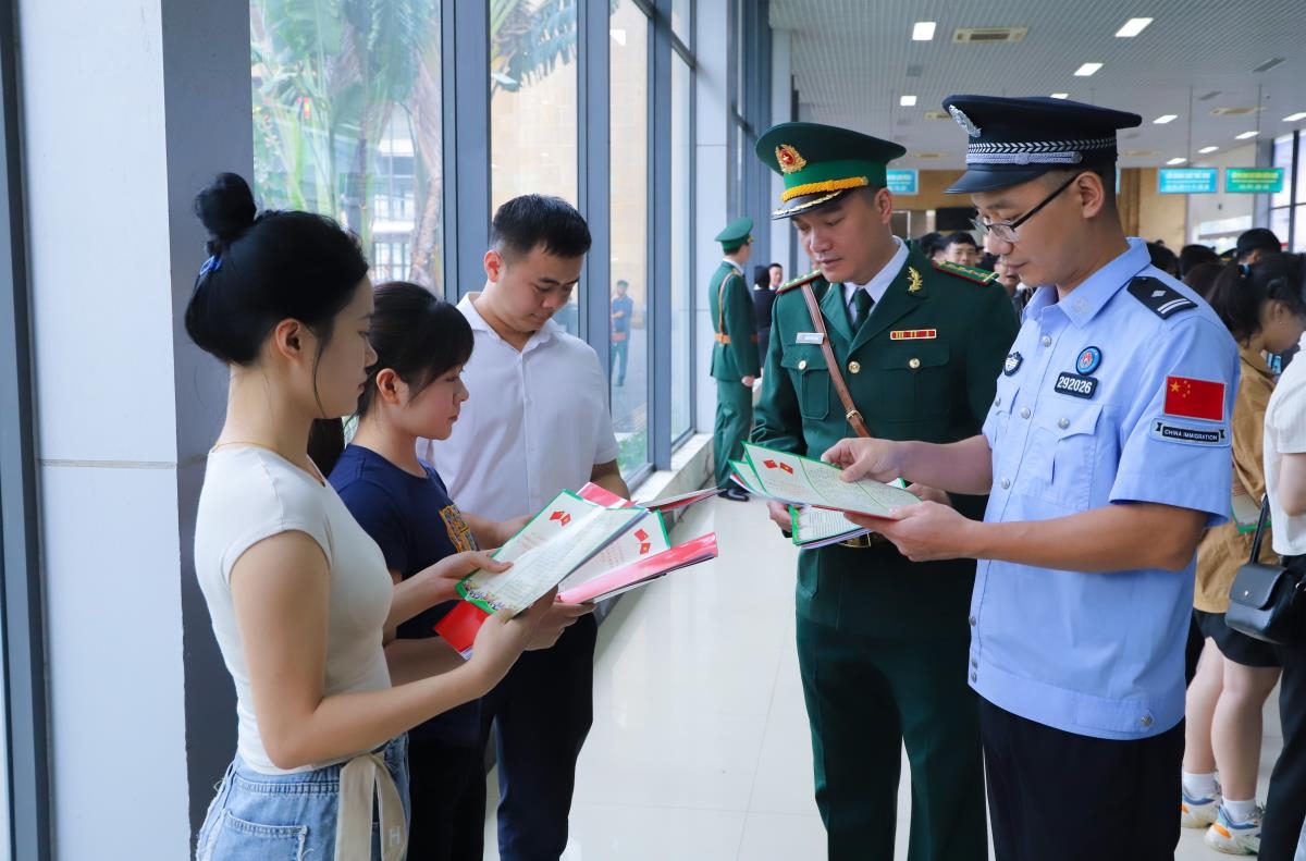 促进越南边防部队青年军官与中国国家移民管理局青年干部合作关系