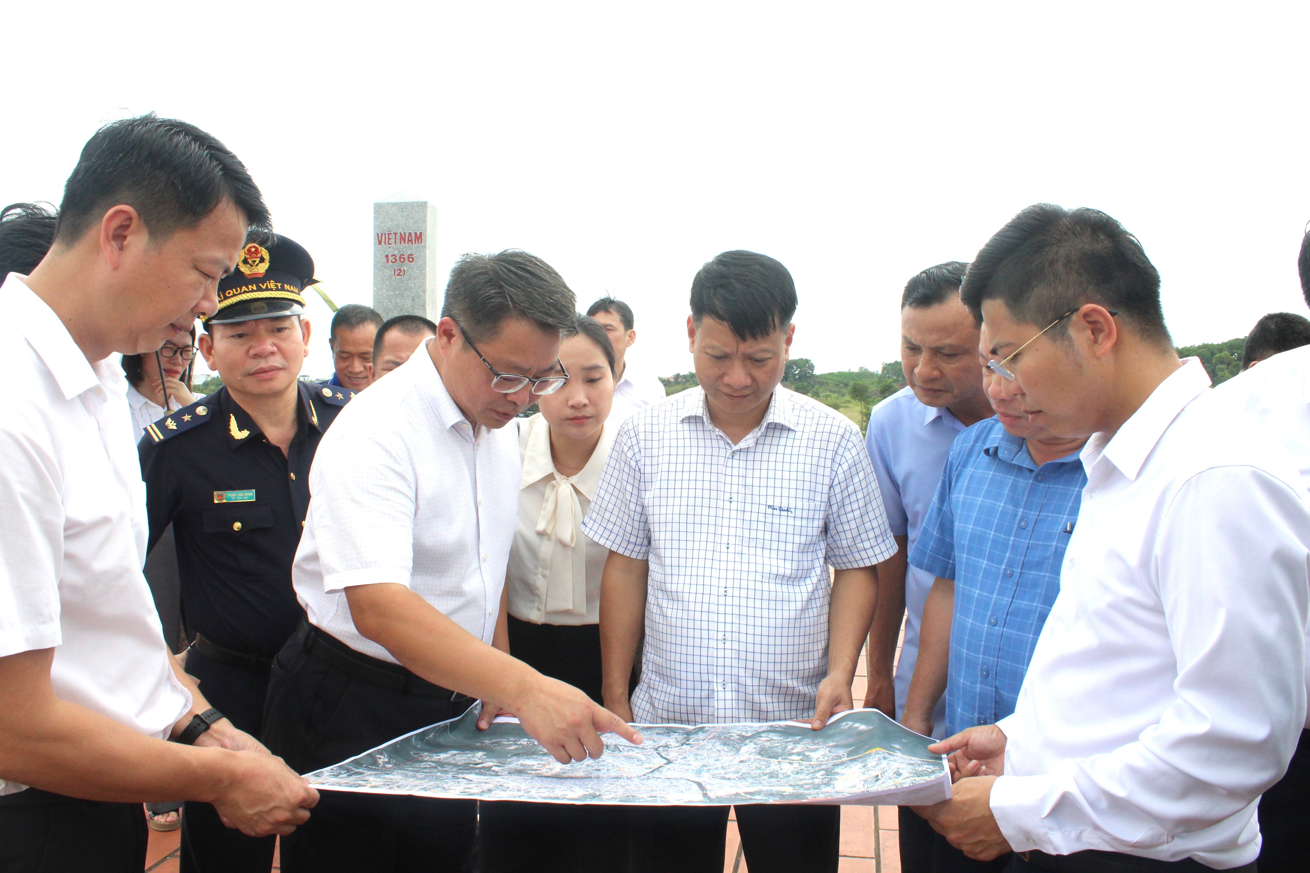 越南芒街市代表团与中国东兴市代表团共同考察了位于海安第3+ 4公里的跨境钢桥建设工程。