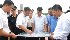 越南芒街市与中国东兴市携手促进口岸及通道贸易往来