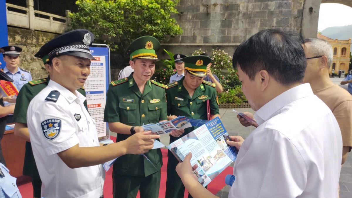 谅山省友谊国际口岸边防站官兵与中国友谊关边防检查站合作，为旅客开展法律宣传。(图：韦全 摄)