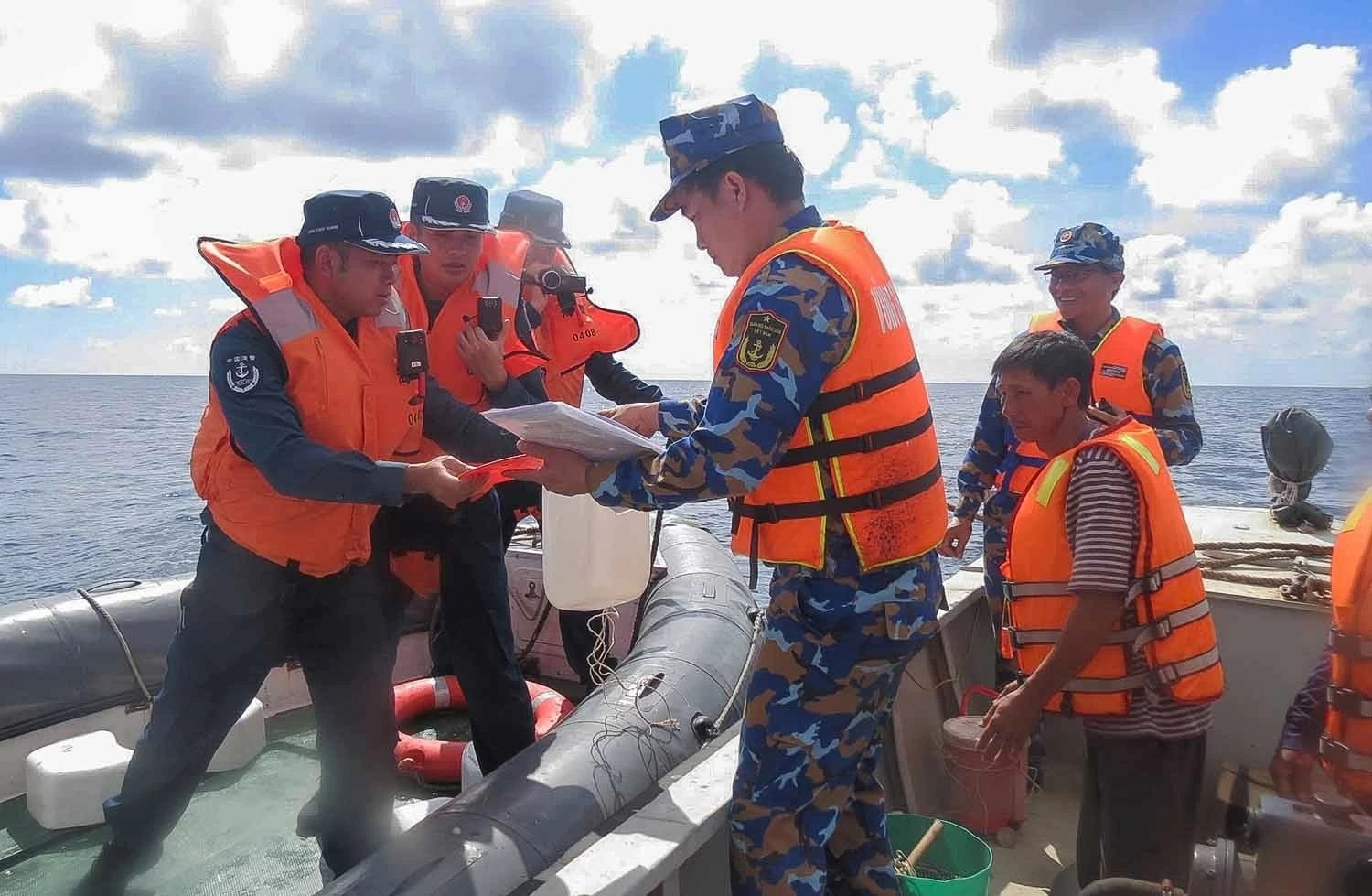 中国海警向越南海警移交两名遇险渔民