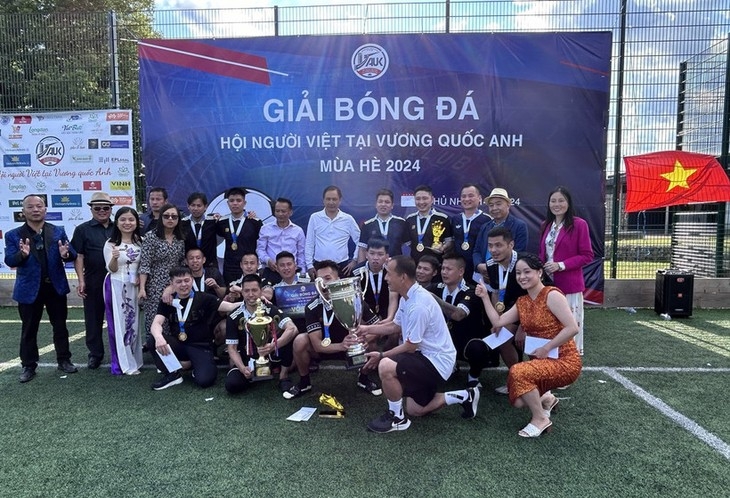 旅英越南人欢聚VAUK杯共庆国庆八十周年