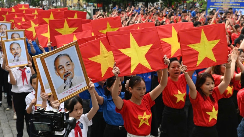 越南青年举行‘我爱我祖国’升国旗
