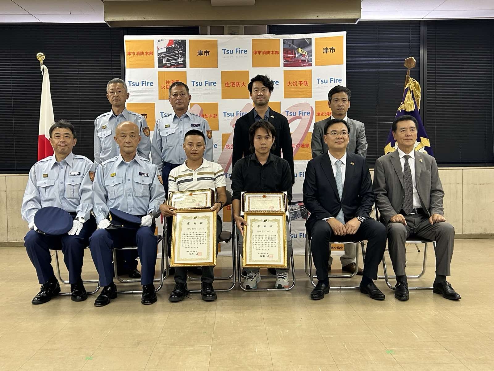 勇救遇险日本儿童的两名越南青年获表彰
