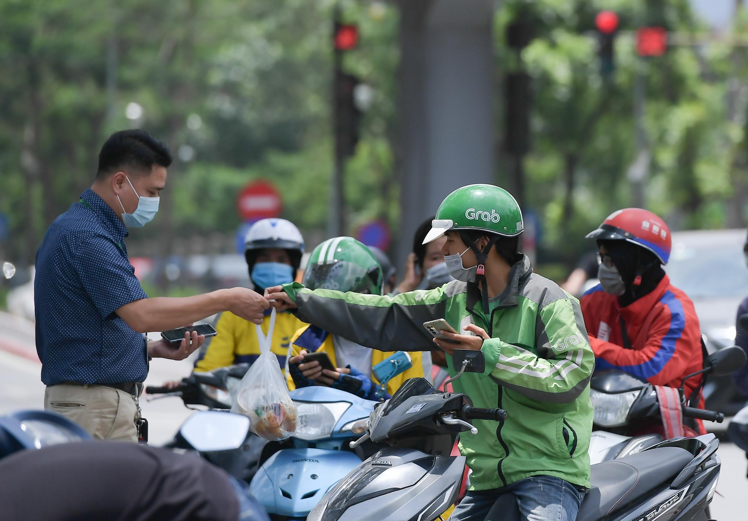 Bản in : 河内允许配送员每天上午9时至晚上8时托送货品 | Vietnam+ (VietnamPlus)