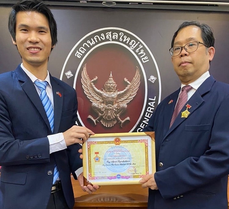 向泰国驻胡志明市总领事授予‘致力于各民族和平友谊’纪念章