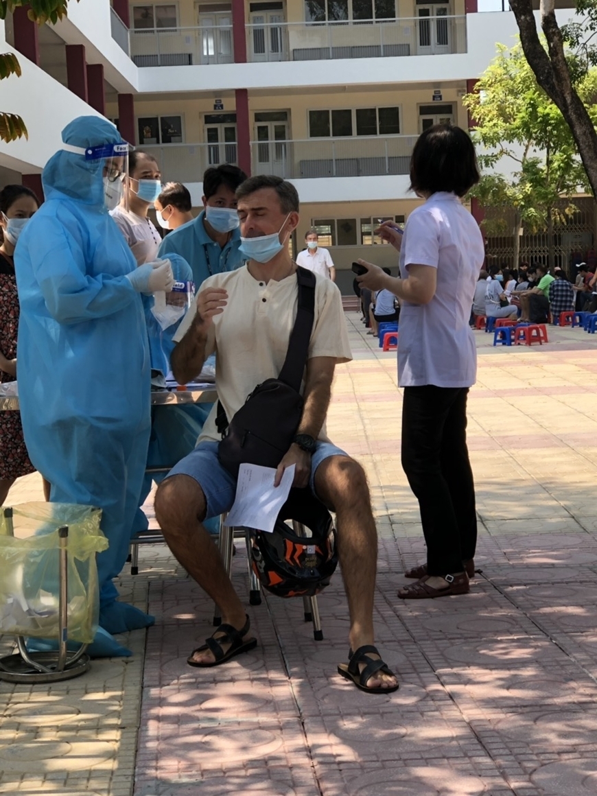 Bản in : 外国公民对在河内市接受疫苗接种和新冠病毒检测感到高兴 | Vietnam+ (VietnamPlus)