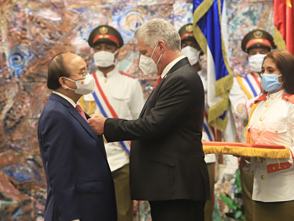 古巴国家主席米格尔•迪亚斯•卡内尔•贝穆德斯向阮春福授予古巴最高荣誉勋章——何塞•马蒂勋章。