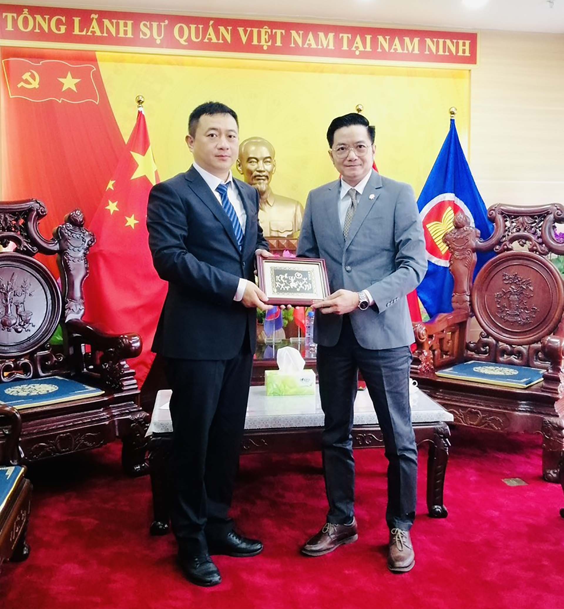 越南驻南宁总领事杜南忠会见了刚就职的中国广西崇左市市委常委、副市长甄建伟。（图：越南《国际报》）