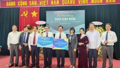 向嘉莱省贫困学生赠送新教科书