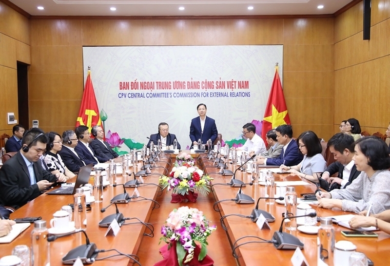 “国际和地区形势与越中关系”座谈会在河内举行