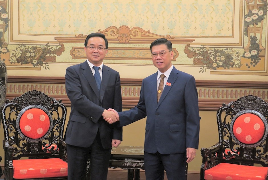 胡志明市人民委员会副主席阮文勇会见了中国浙江省人大常委会副主任高兴夫。