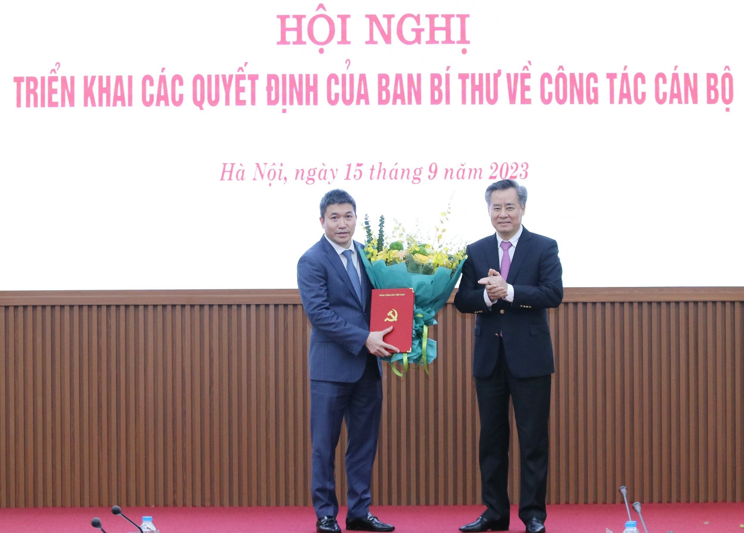 越共中央组织部副部长阮光阳同志向潘英山同志转交《决定》并送祝贺花。