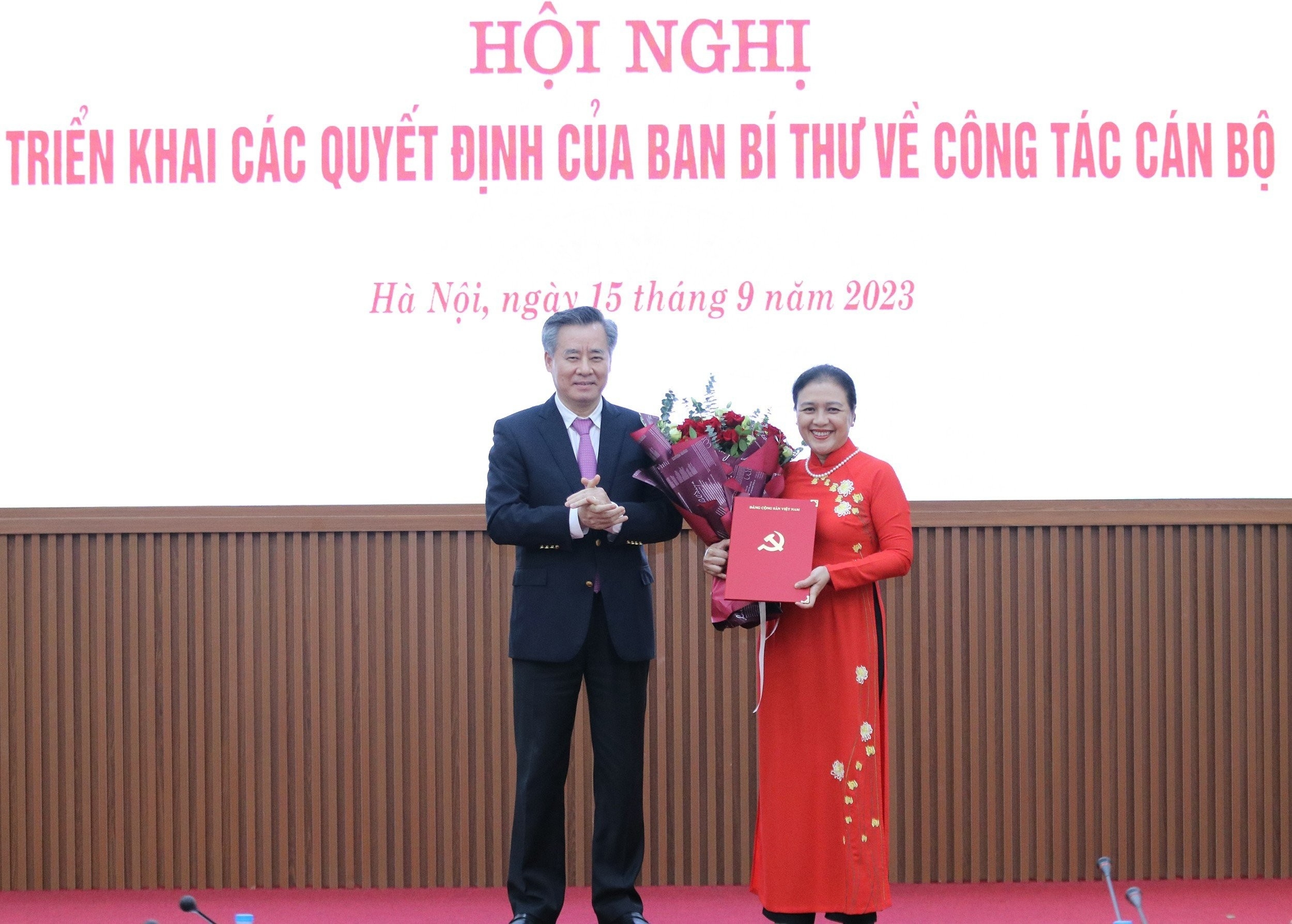 越共中央组织部副部长阮光阳同志向阮芳娥同志转交《决定》并送祝贺花。