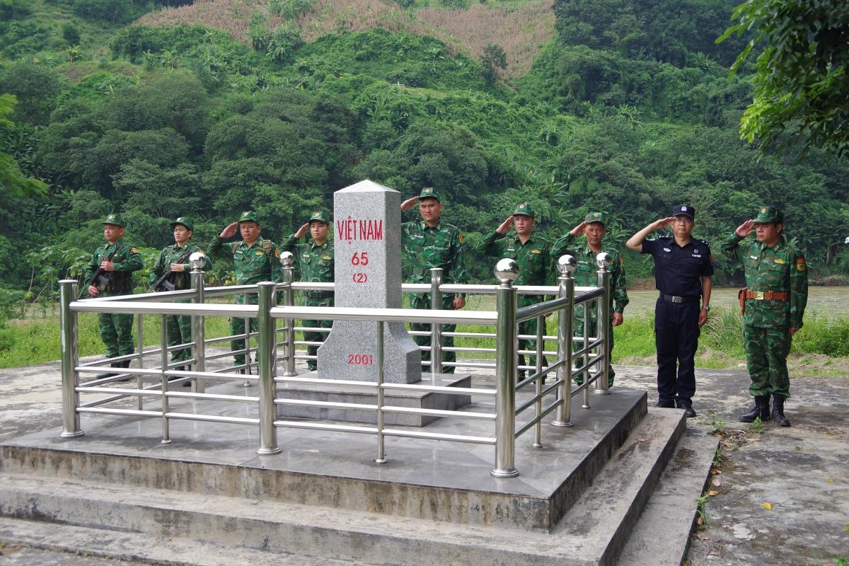 巡逻队2号队向主权界碑致意。（图：文亥 摄）