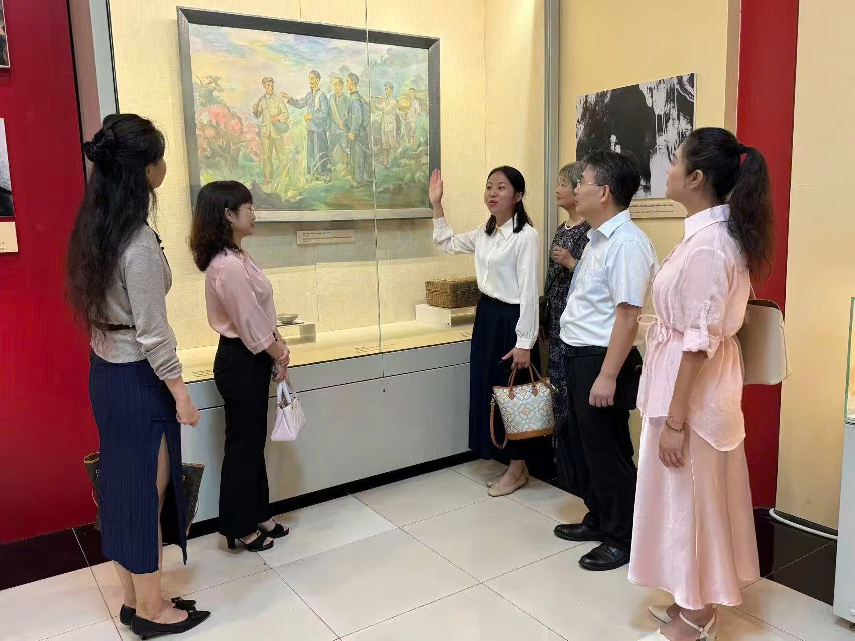 Bạn bè Trung Quốc chia sẻ kỷ niệm và tình cảm nhân dịp 80 năm Quốc khánh Việt Nam