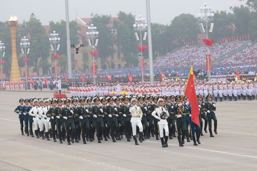 越南国庆80周年阅兵在历史性的巴亭广场上行进