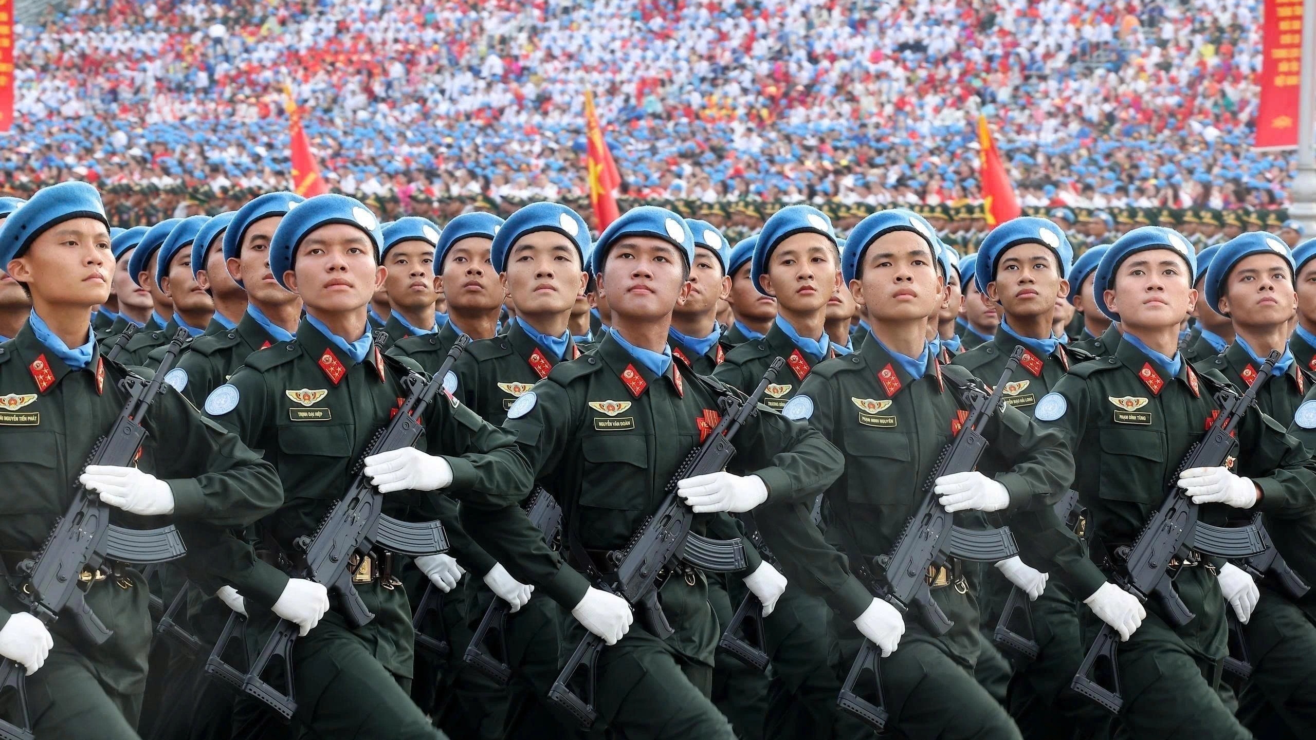 越南国庆80周年阅兵在历史性的巴亭广场上行进