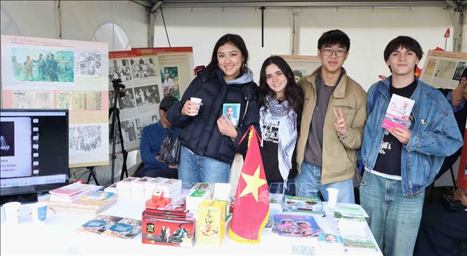 国际友人盛赞越南在比利时2025年ManiFiesta节的展位彰显民族特色与文化魅力
