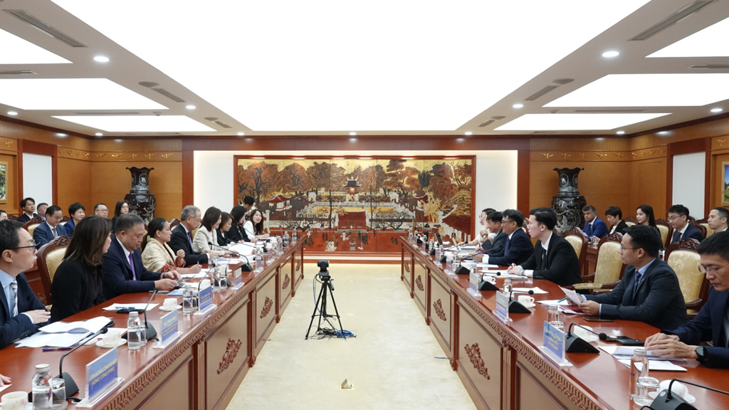 越南财政部与中国香港工作代表团就金融投资合作举行会谈