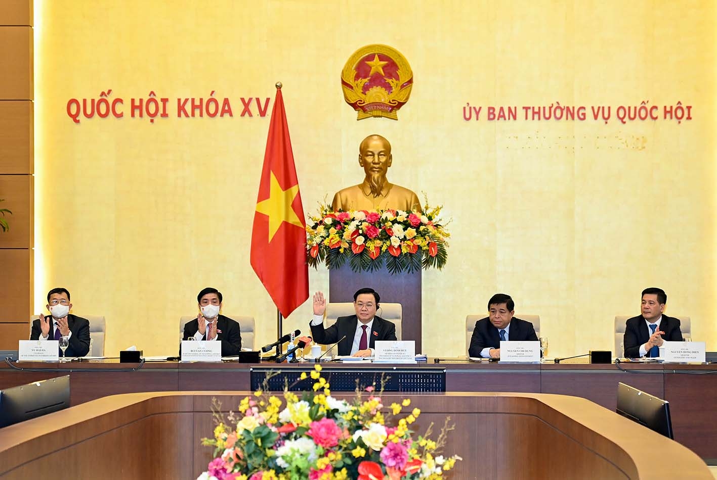 越南国会主席王廷惠主持召开与美国—东盟商业委员会高级企业代表团的线上线下结合会议。