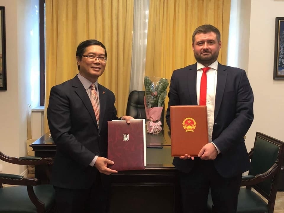 越南驻乌克兰大使阮宏石与乌克兰方面代表签署合作协议。