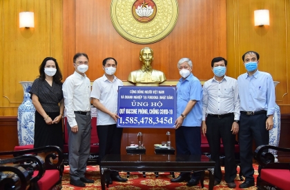 旅外越南人社群继续为国内新冠疫苗基金捐赠30多亿越南盾